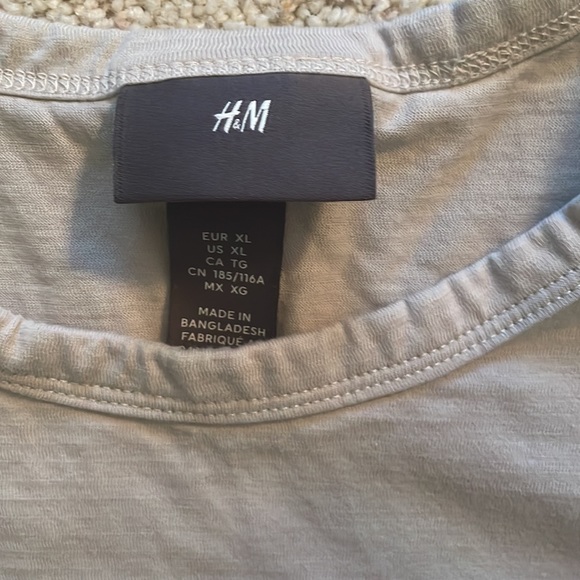 H&M short sleeve tee - Picture 2 of 3